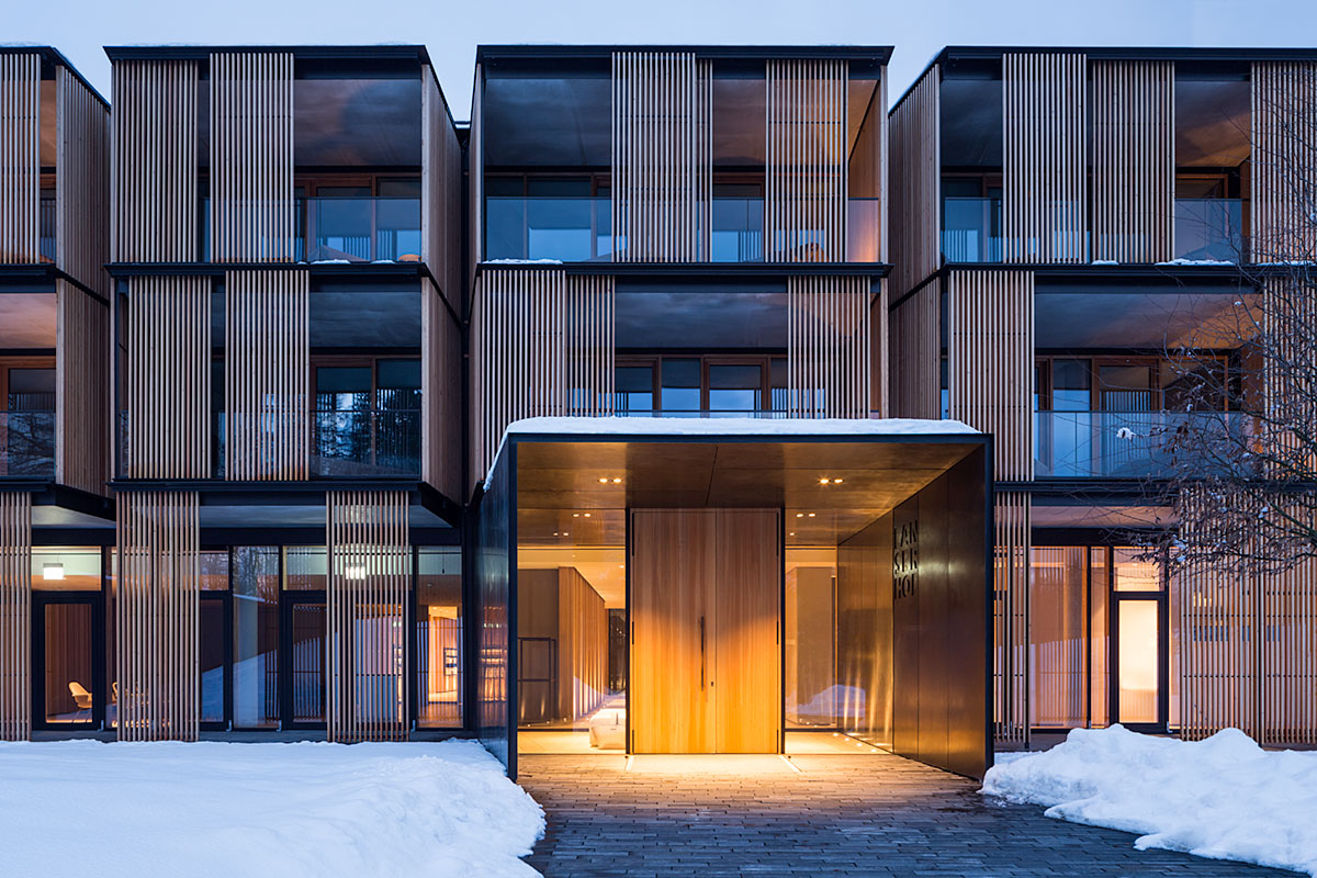 Lanserhof Health und Beauty Center, Tegernsee - Langer Flur mit Fototapete von Bergpanorama - TROPP LIGHTING DESIGN